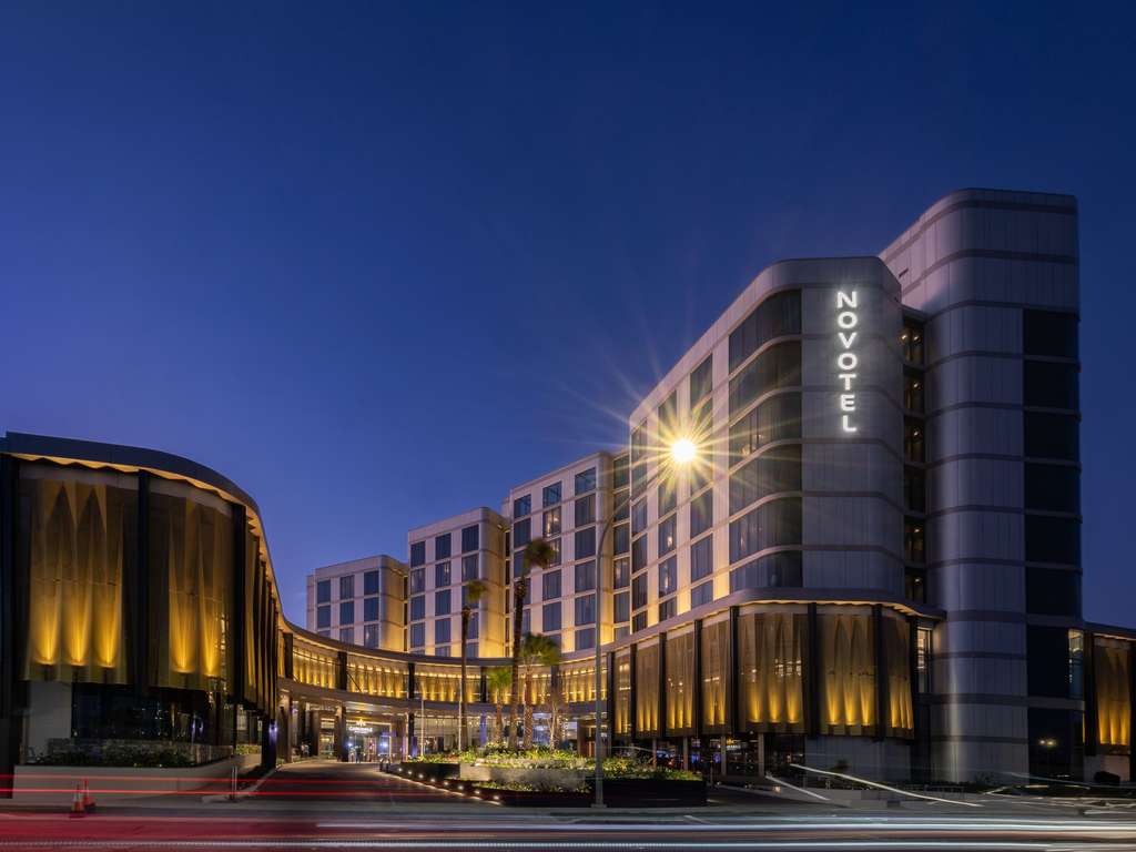 Cabravale Hotel exterior at dusk
